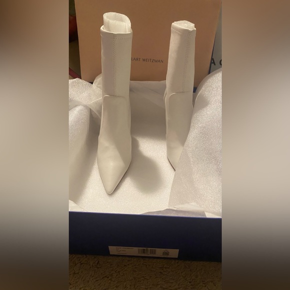 $595 NEW Stuart Weitzman Stretch Bootie in White - Picture 4 of 4
